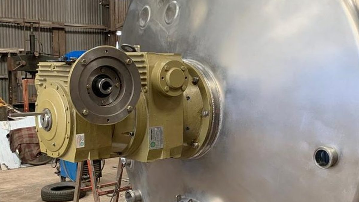 Reductor combinado montado en un tanque de acero inoxidable